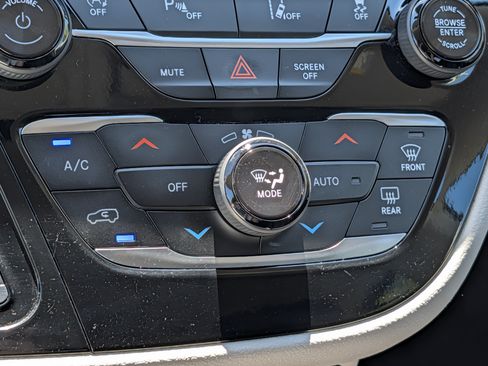 Used 2024 Chrysler Pacifica Touring-L FWD image 23