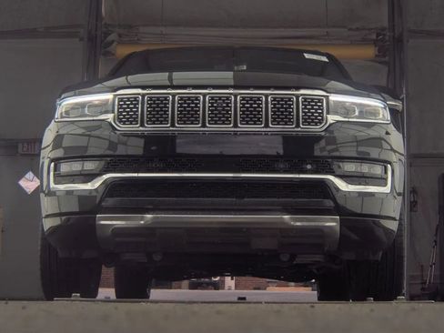 Used 2023 Jeep Grand Wagoneer L Series III AWD/4WD image 2