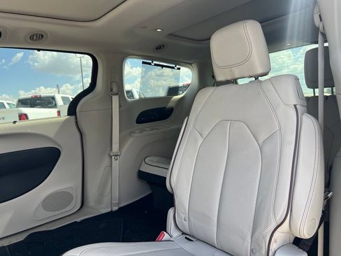 Used 2017 Chrysler Pacifica Limited w/ Advanced Safetytec Group FWD image 18