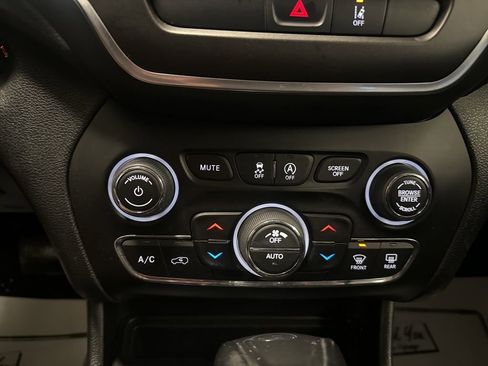 Used 2022 Jeep Cherokee Trailhawk w/ Comfort/Convenience Group image 27