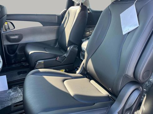 New 2026 Kia Carnival EX FWD image 20