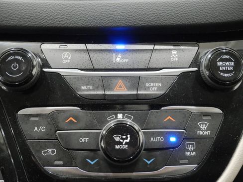 Used 2022 Chrysler Pacifica Touring-L FWD image 18