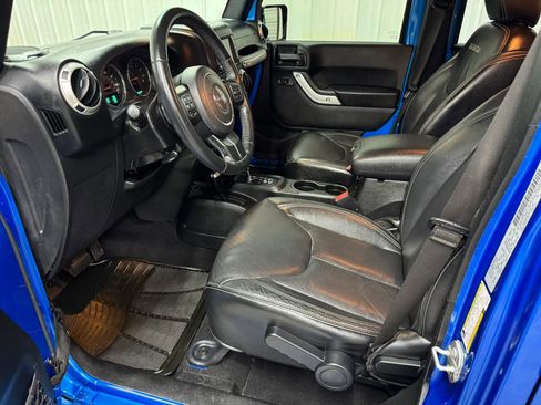 Used 2016 Jeep Wrangler Unlimited Sahara w/ Connectivity Group AWD/4WD image 9