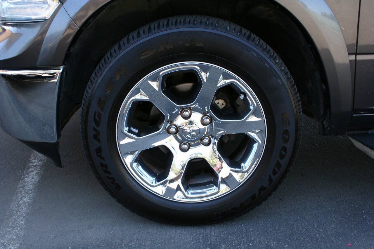 Used 2017 RAM 1500 Laramie AWD/4WD image 10