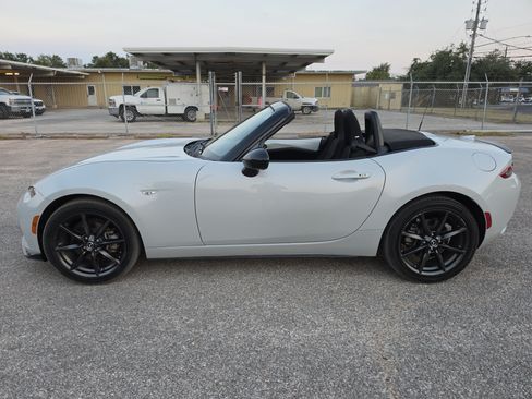 Used 2016 MAZDA MX-5 Miata Club RWD image 35