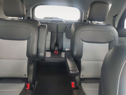 Used 2022 Ford Explorer XLT w/ Equipment Group 202A RWD image 13