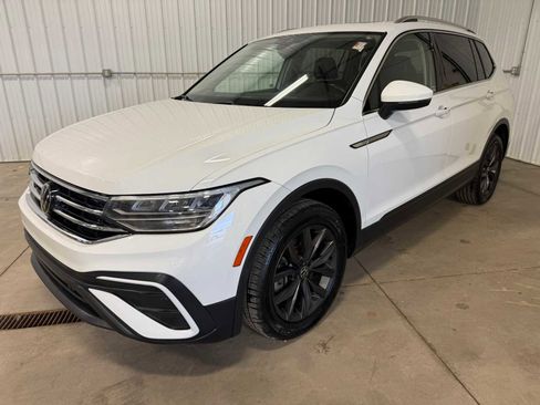 Certified 2022 Volkswagen Tiguan SE image 6