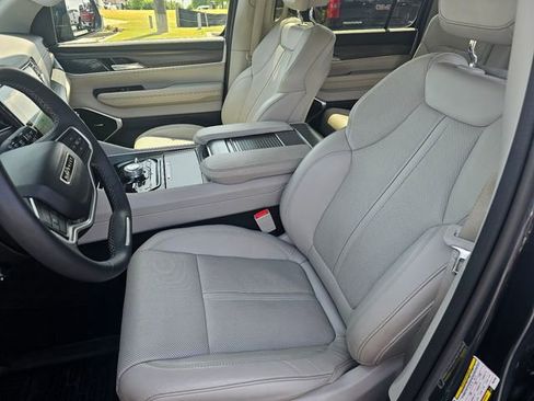 Used 2023 Jeep Wagoneer Series III w/ Preferred Equipment Group AWD/4WD image 19