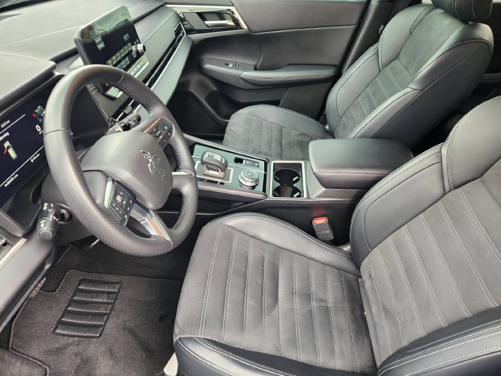 Used 2024 Mitsubishi Outlander SE Black Edition FWD image 13