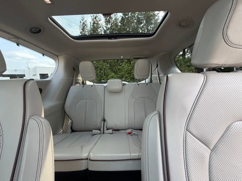 Used 2017 Chrysler Pacifica Limited w/ UConnect Theater Package image 3