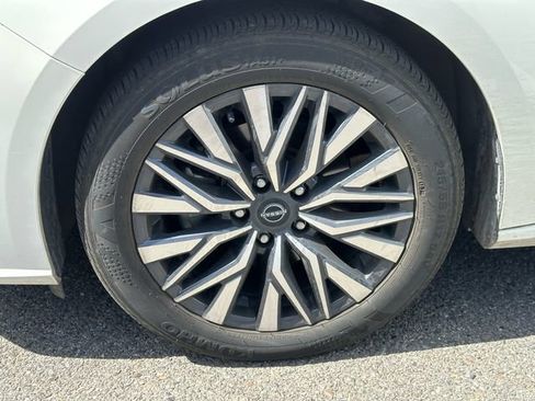 Used 2025 Nissan Altima 2.5 SV FWD image 15