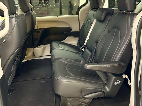 Used 2017 Chrysler Pacifica Touring-L w/ Tire & Wheel Group image 17