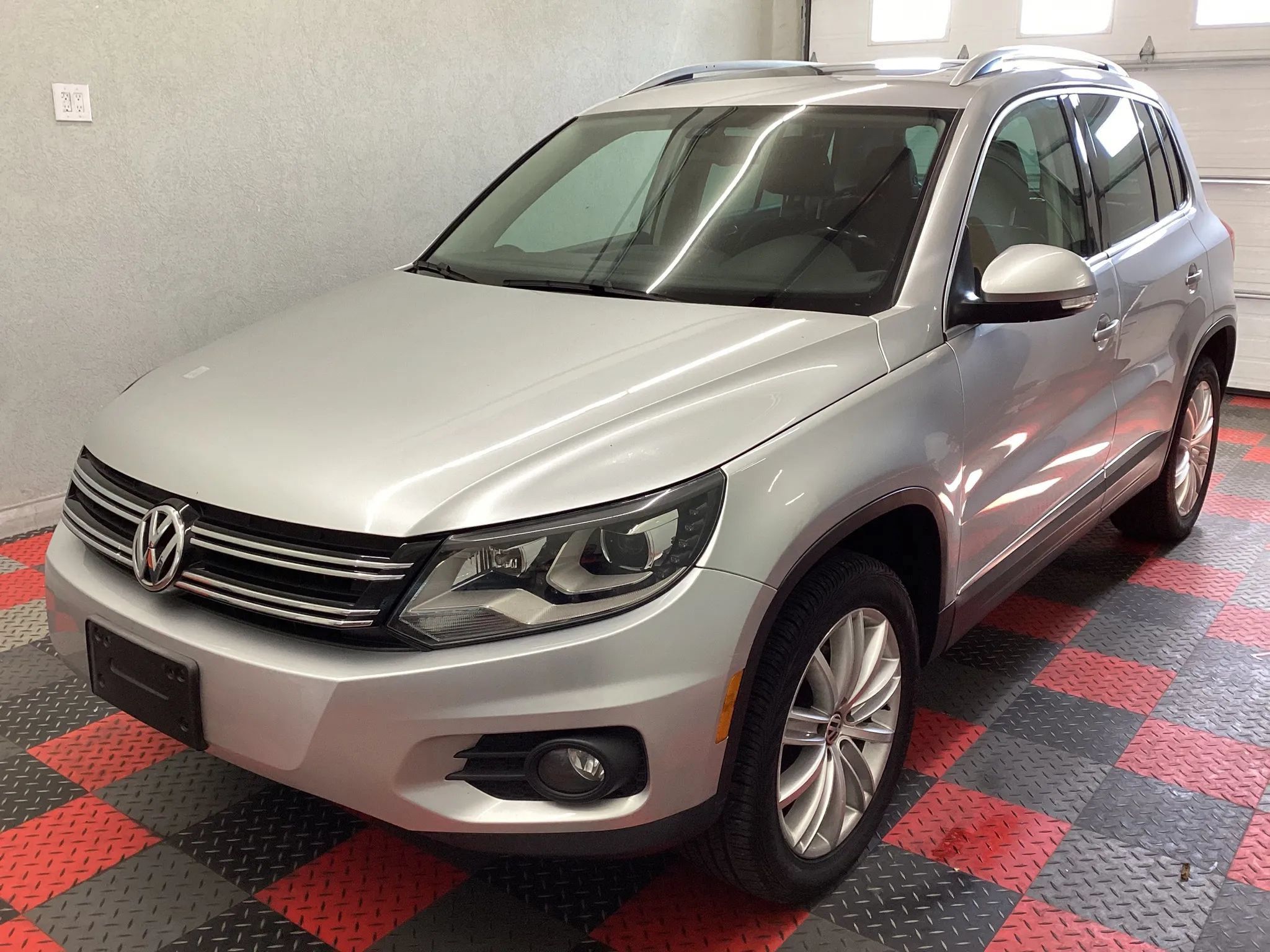 Used 2016 Volkswagen Tiguan SE FWD image 1