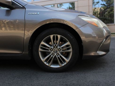 Used 2015 Toyota Camry SE w/ Moonroof Package image 4