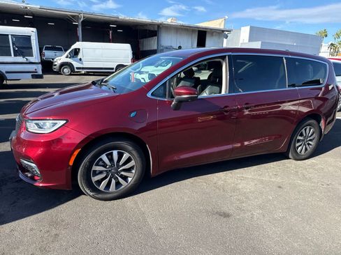 Used 2023 Chrysler Pacifica Touring-L FWD image 1
