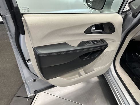 Used 2022 Chrysler Pacifica Touring-L FWD image 13