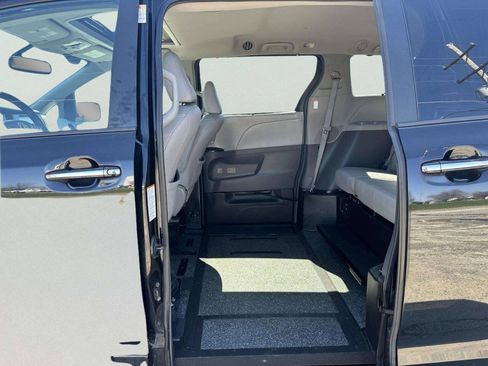 Used 2016 Toyota Sienna XLE FWD image 12