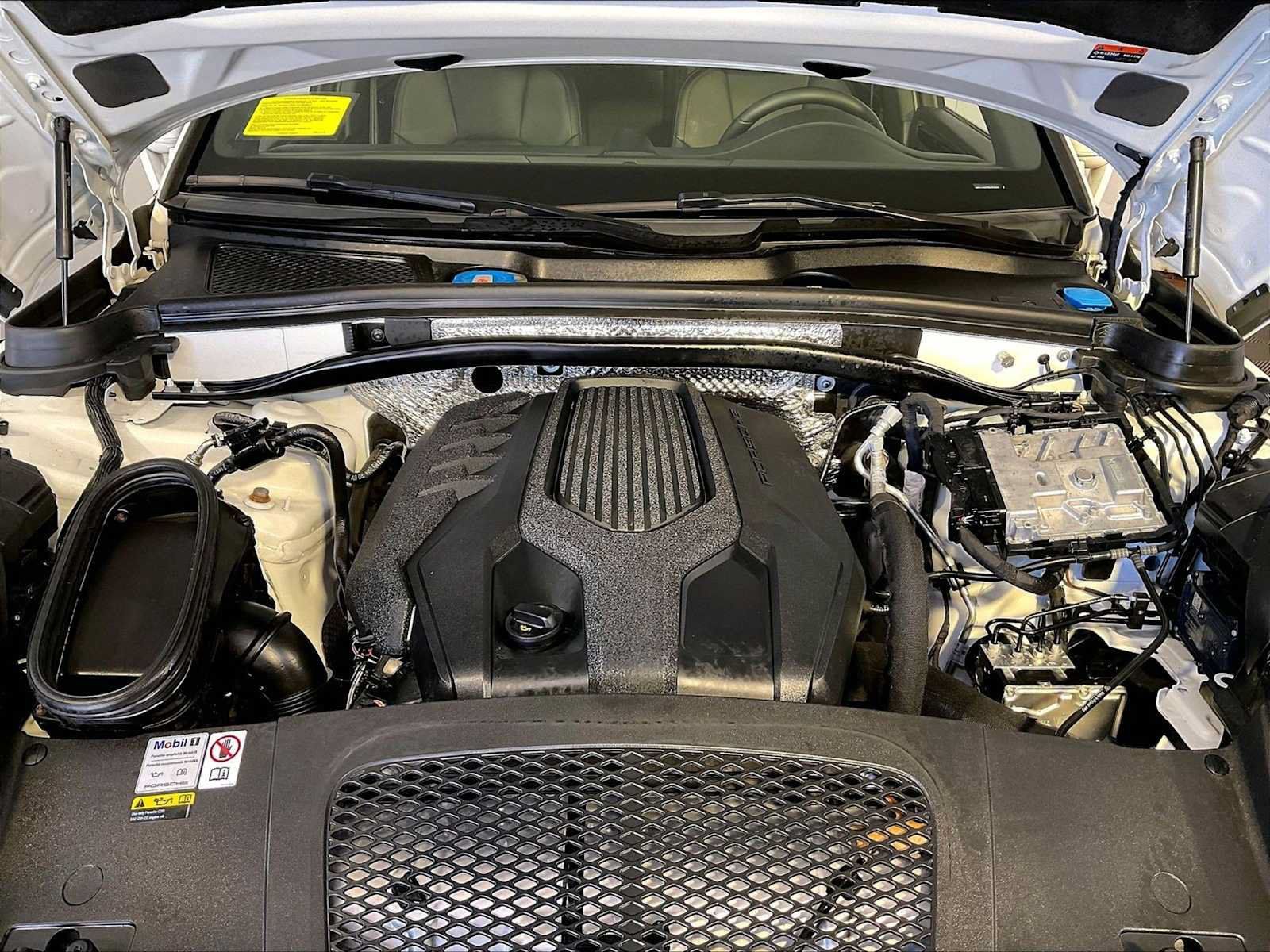 Certified 2023 Porsche Macan AWD/4WD image 32