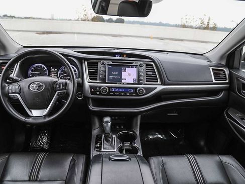 Certified 2018 Toyota Highlander SE image 12