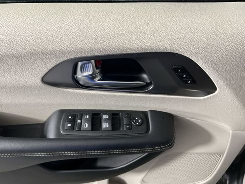 Used 2023 Chrysler Pacifica Touring-L image 23