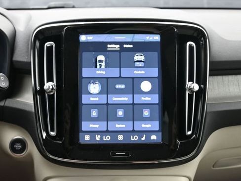 Used 2024 Volvo XC40 B5 Plus w/ Climate Package image 15