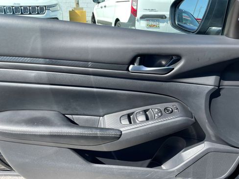 Used 2025 Nissan Altima 2.5 SV image 18
