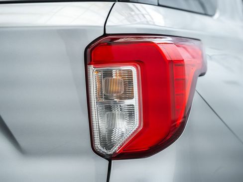 Used 2021 Ford Explorer Limited w/ Equipment Group 301A image 8