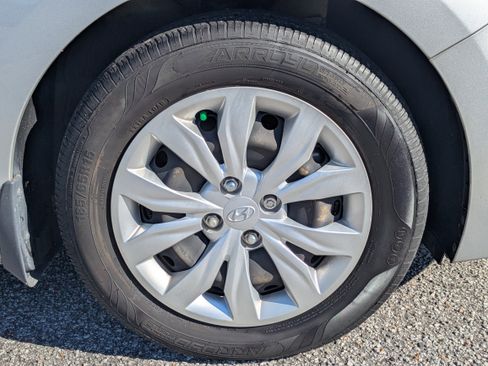 Certified 2021 Hyundai Accent SE image 11