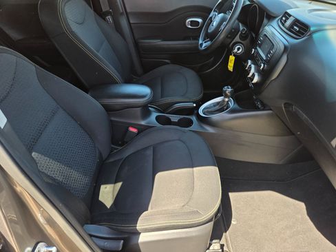 Used 2016 Kia Soul + FWD image 15