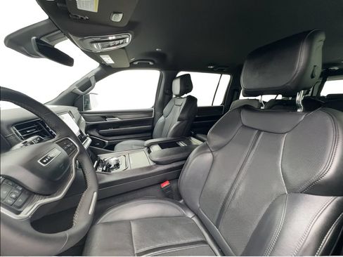 Used 2024 Jeep Wagoneer L Series II RWD image 18