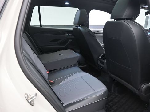 New 2026 Volkswagen Tiguan SE R-Line FWD image 28