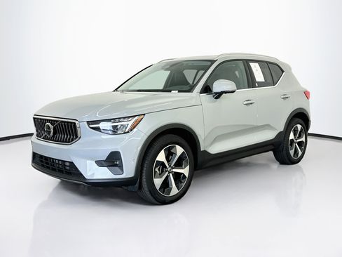 Used 2025 Volvo XC40 B5 Plus AWD/4WD image 3