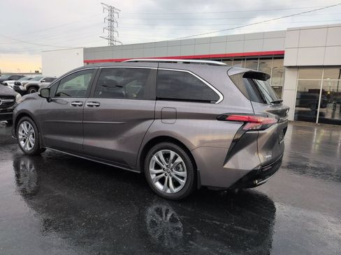 Certified 2022 Toyota Sienna Platinum FWD image 3