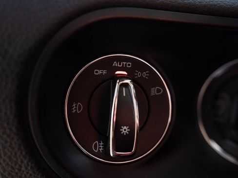 Certified 2018 Porsche Macan image 28