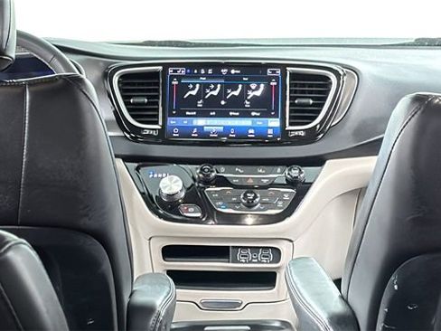 Used 2023 Chrysler Pacifica Touring-L image 19