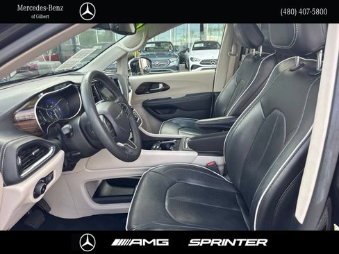 Used 2023 Chrysler Pacifica Limited FWD image 8