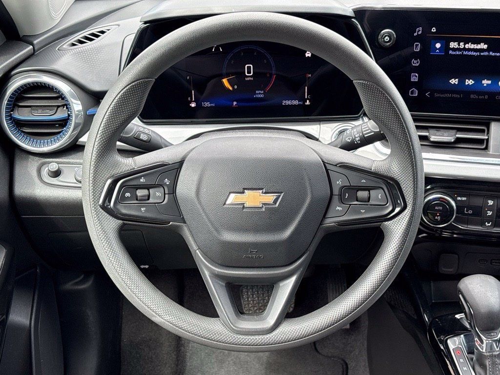Used 2025 Chevrolet Trax LT FWD image 31