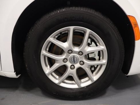 Certified 2025 Chrysler Pacifica Select FWD image 28