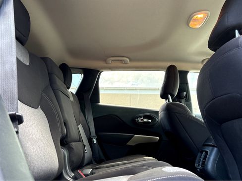Used 2018 Jeep Cherokee Latitude w/ Altitude Package FWD image 20