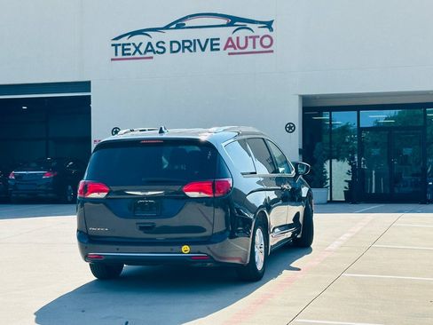 Used 2019 Chrysler Pacifica Touring-L FWD image 12