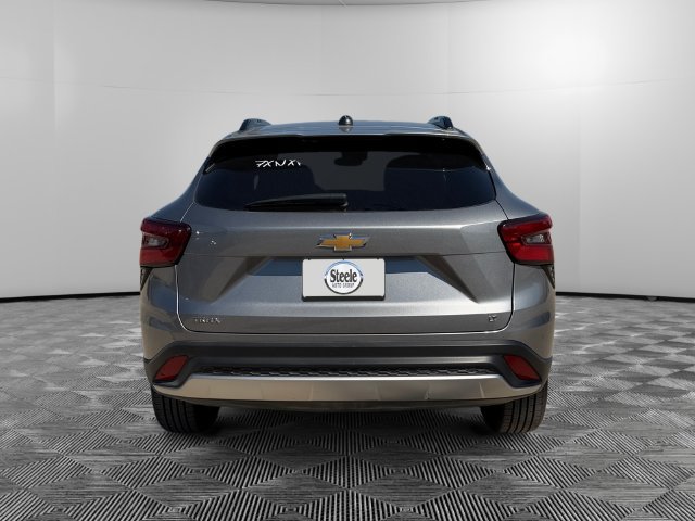 Used 2025 Chevrolet Trax LT FWD image 4