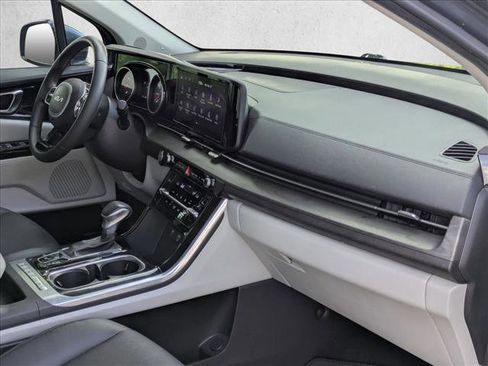 Used 2024 Kia Carnival EX FWD image 22