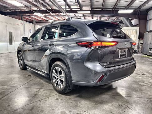 Used 2024 Toyota Highlander XLE FWD image 6