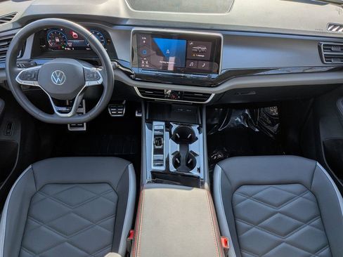 Used 2025 Volkswagen Atlas Peak Edition SE AWD/4WD image 26