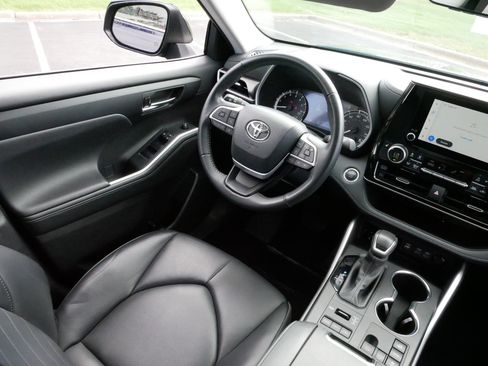 Certified 2024 Toyota Highlander XLE image 9