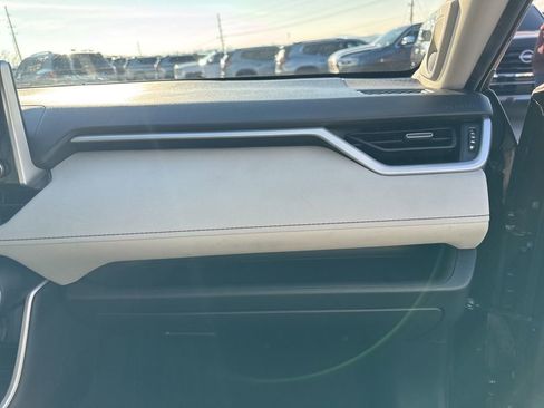 Used 2021 Toyota RAV4 XLE Premium image 19