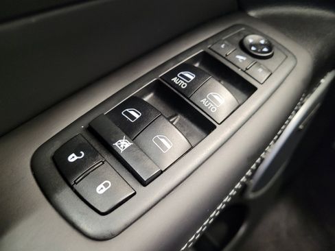 Used 2019 Jeep Grand Cherokee Overland AWD/4WD image 27