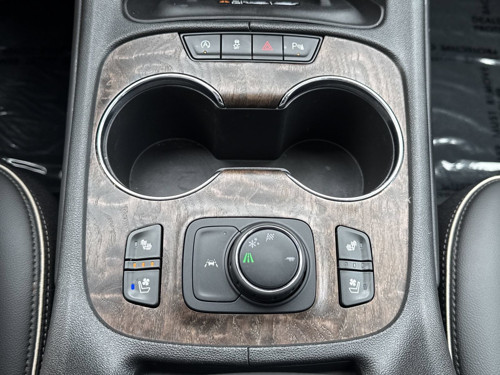 Used 2023 GMC Acadia Denali w/ Denali Ultimate Package FWD image 25