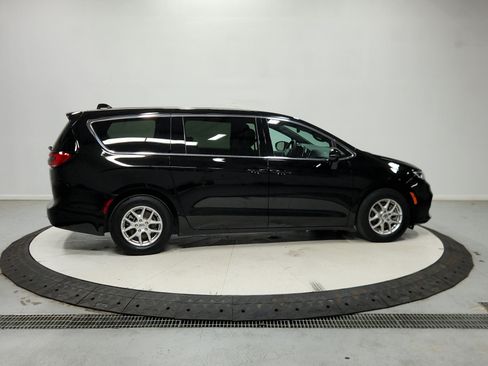 Used 2025 Chrysler Pacifica Select FWD image 10