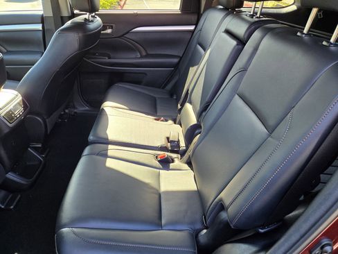 Used 2018 Toyota Highlander XLE image 12